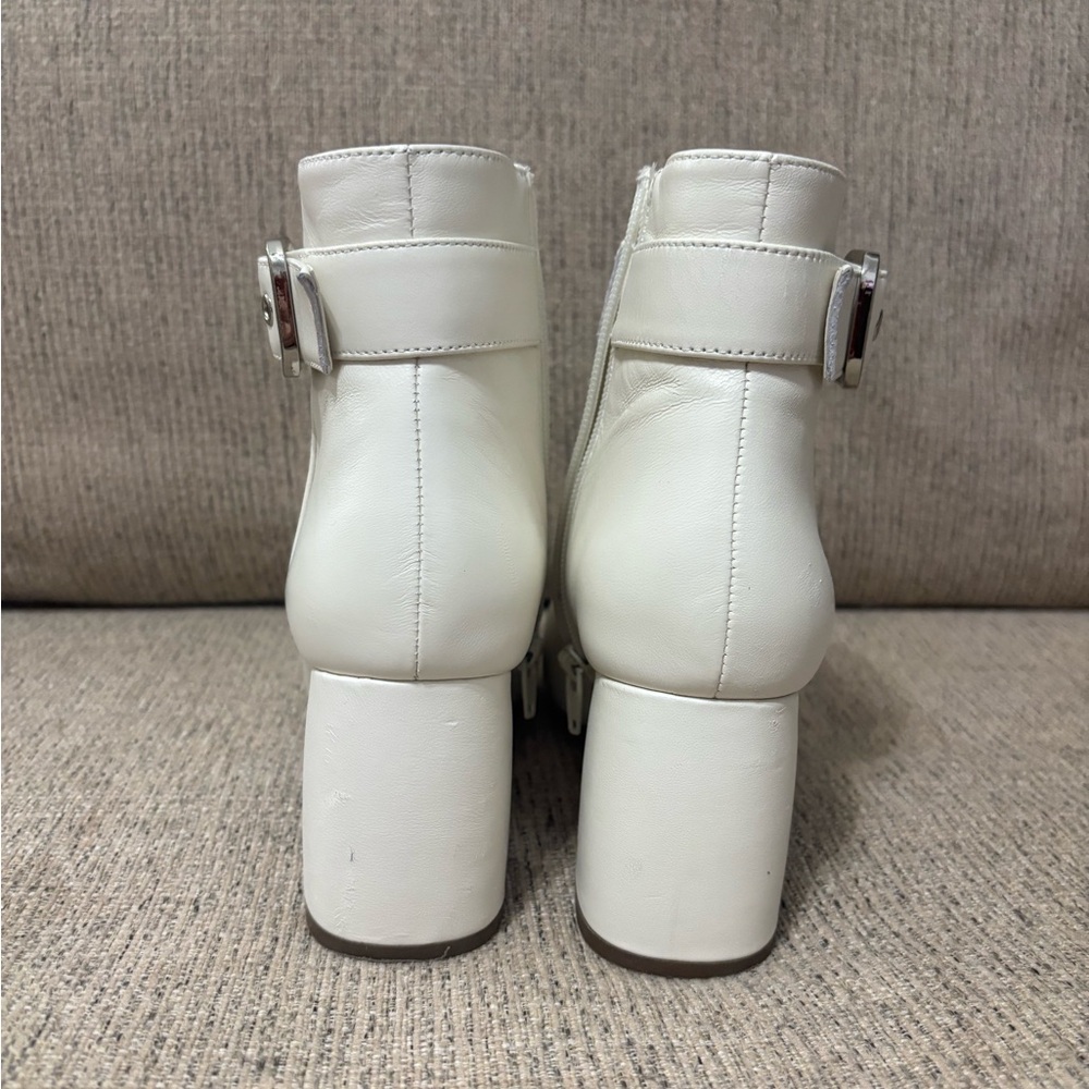 Vaneli Elegant Cream Ankle Boots
Size 7 1/2 NARROW
Pls know these are narrow! - Picture 5 of 6